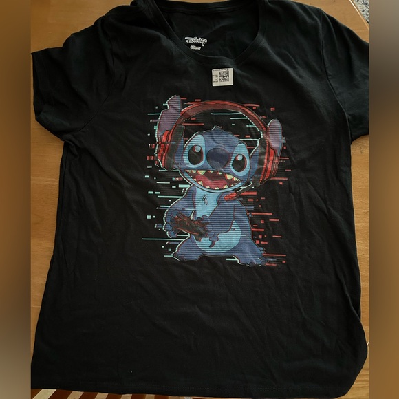 Stitch holding game controller T-shirt - Picture 1 of 2